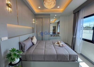 6 Bedrooms House in Natheekarn Park View East Pattaya H011682