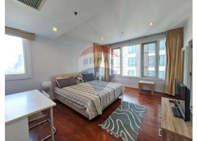 Corner Condo on Sukhumvit 24 with Balcony in Prime Bangkok