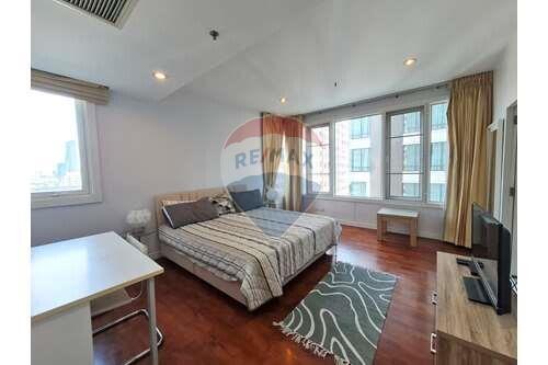 Corner Condo on Sukhumvit 24 with Balcony in Prime Bangkok