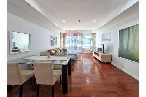 Corner Condo on Sukhumvit 24 with Balcony in Prime Bangkok