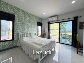 2 Bedrooms house For Sale with Mountain Views