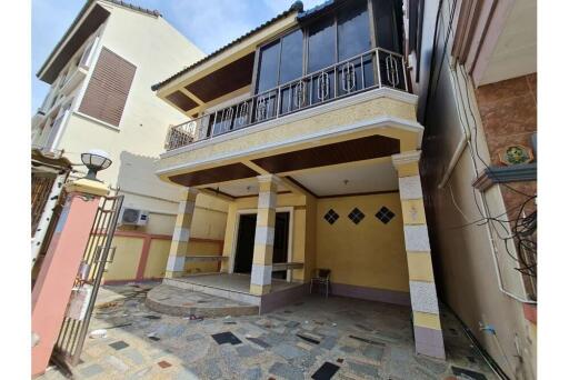 180 Sqm., 5 Beds, 3 Baths Townhouse listed for ฿ 6,500,000.