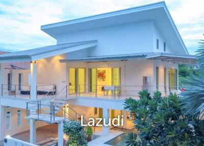 Modern 4 Bedroom Pool Villa Close to Town