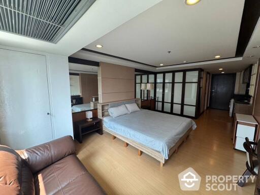 Studio Condo at The Trendy Condominium near BTS Nana