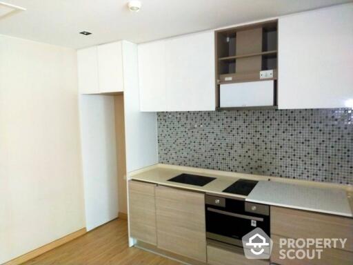 1-BR Condo at The Room Sukhumvit 21 near MRT Sukhumvit