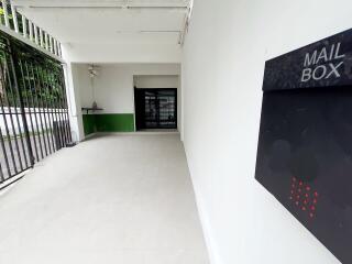 Entrance area with mail box