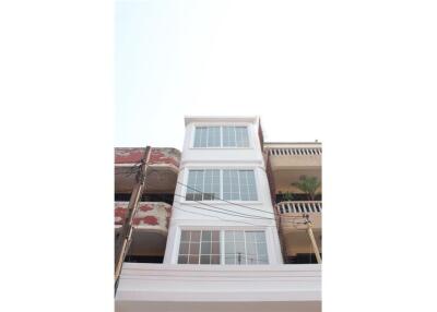 New renovated townhouse pet friendly 3 bedrooms in Sukhumvit 63 suitable for home office