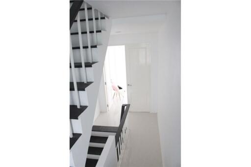 New renovated townhouse pet friendly 3 bedrooms in Sukhumvit 63 suitable for home office