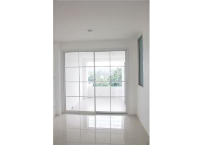 New renovated townhouse pet friendly 3 bedrooms in Sukhumvit 63 suitable for home office