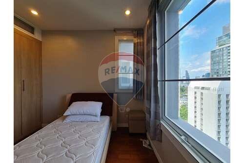 Corner Condo on Sukhumvit 24 with Balcony in Prime Bangkok