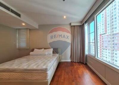 Corner Condo on Sukhumvit 24 with Balcony in Prime Bangkok