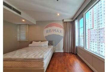 Corner Condo on Sukhumvit 24 with Balcony in Prime Bangkok