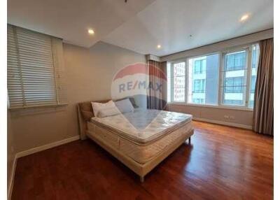 Corner Condo on Sukhumvit 24 with Balcony in Prime Bangkok