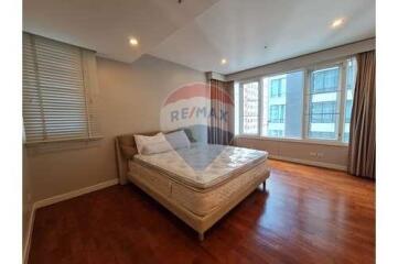 Corner Condo on Sukhumvit 24 with Balcony in Prime Bangkok