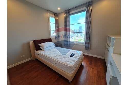 Corner Condo on Sukhumvit 24 with Balcony in Prime Bangkok