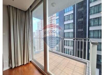 Corner Condo on Sukhumvit 24 with Balcony in Prime Bangkok