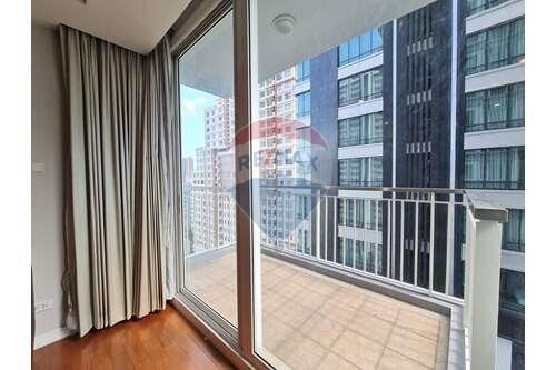 Corner Condo on Sukhumvit 24 with Balcony in Prime Bangkok