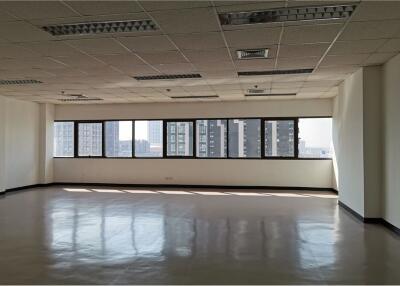 Good Size Office Space in Ekamai