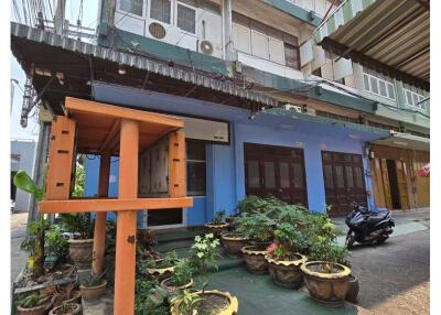 3 Shophouse for rent in Rama 4 area, Bangkok.