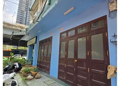 3 Shophouse for rent in Rama 4 area, Bangkok.