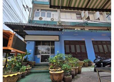 3 Shophouse for rent in Rama 4 area, Bangkok.