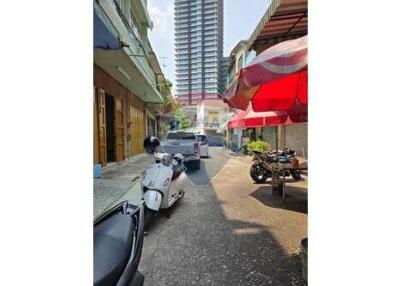 3 townhouses for rent in Rama 4 area, Bangkok.