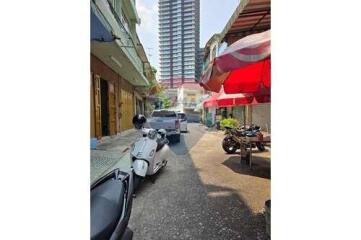 3 Shophouse for rent in Rama 4 area, Bangkok.