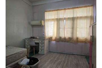 3 Shophouse for rent in Rama 4 area, Bangkok.