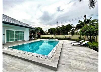 Stand alone 5 BR Poolvilla close to Siam Country Club