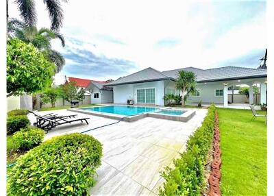 Stand alone 5 BR Poolvilla close to Siam Country Club
