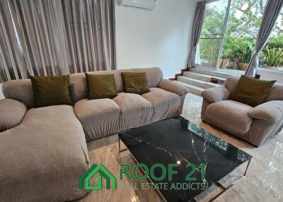 For rent ! Beach front townhouse Located at Chomtalay resort Jomtien