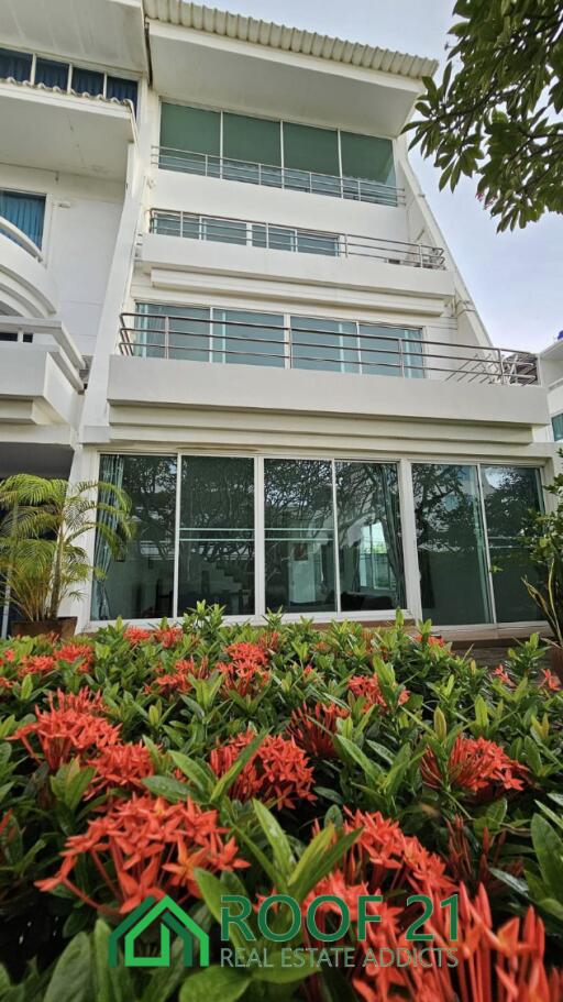 For rent ! Beach front townhouse Located at Chomtalay resort Jomtien