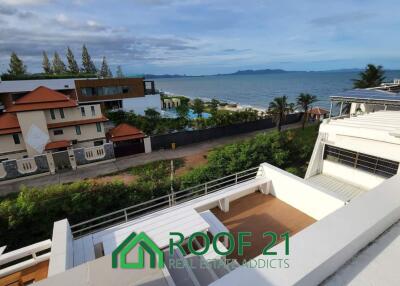 For rent ! Beach front townhouse Located at Chomtalay resort Jomtien