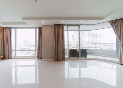 3 bed Condo in Watermark Chaophraya Khlong Ton Sai Sub District C017737