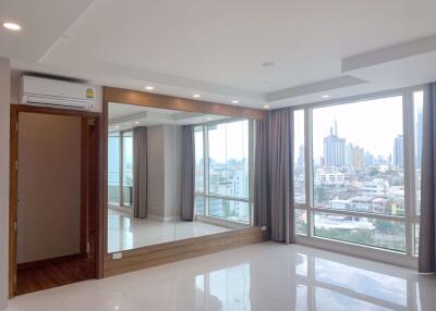 3 bed Condo in Watermark Chaophraya Khlong Ton Sai Sub District C017737