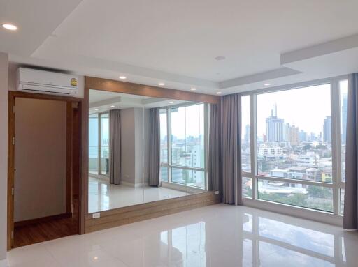 3 bed Condo in Watermark Chaophraya Khlong Ton Sai Sub District C017737