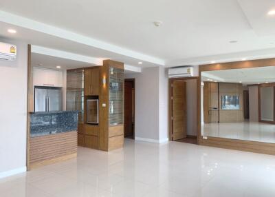 3 bed Condo in Watermark Chaophraya Khlong Ton Sai Sub District C017737