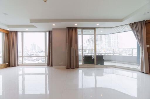 3 bed Condo in Watermark Chaophraya Khlong Ton Sai Sub District C017737