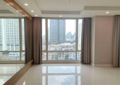 3 bed Condo in Watermark Chaophraya Khlong Ton Sai Sub District C017737