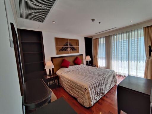 2 bed Condo in The Oleander Khlong Toei Nuea Sub District C017419