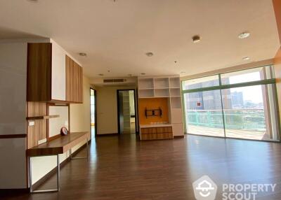 2-BR Condo at Chatrium Riverside Condominium near BTS Saphan Taksin