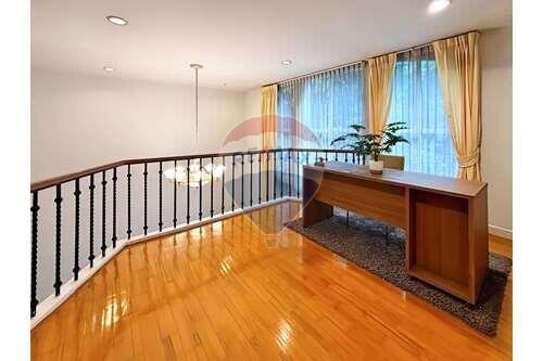 Hot Deal! Beautiful pet friendly townhouse in ThongLor.