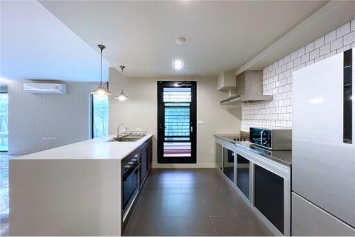 Modern Duplex  BIG Pet-Friendly  3 bed