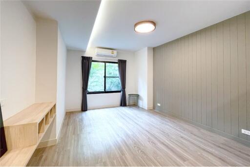 Modern Duplex  BIG Pet-Friendly  3 bed