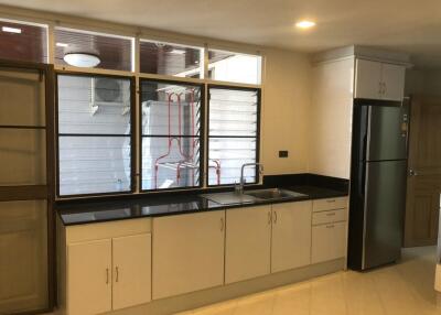 Oriental Towers 4 bedroom pet friendly condo for rent