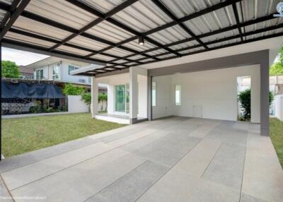 Spacious garage with covered roof and side yard