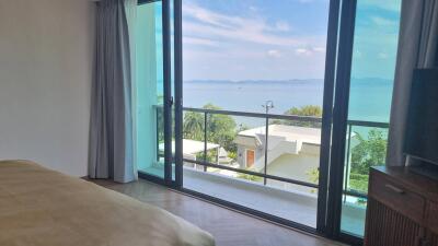 Bedroom with a balcony and a sea view