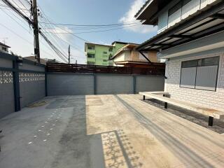 House for Rent in Phra Khanong.