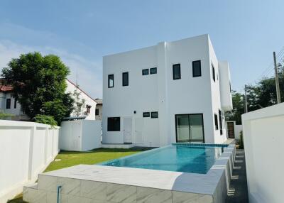 Modern pool villa for Sale in Mae Hia