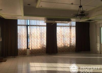 Office Space for Sale in Wat Sam Phraya